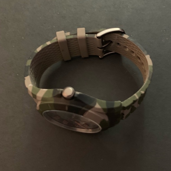 fossil watches with combo print silicone strap - Picture 3 of 4